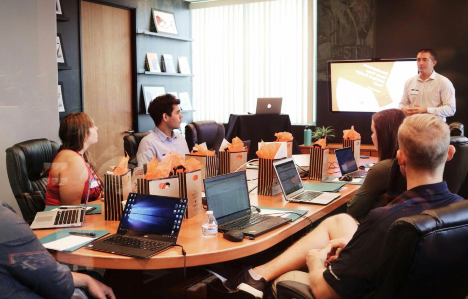 Grupo trabajando colaborativamente en técnicas de seguimiento financiero